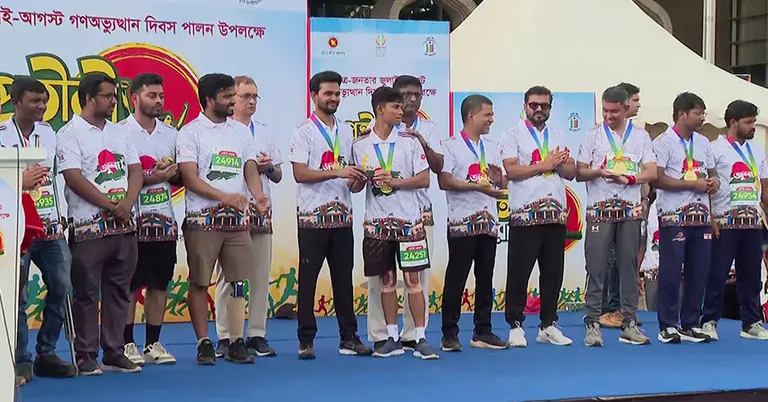 প্রতীকী ম্যারাথনের পুরস্কার বিতরণ